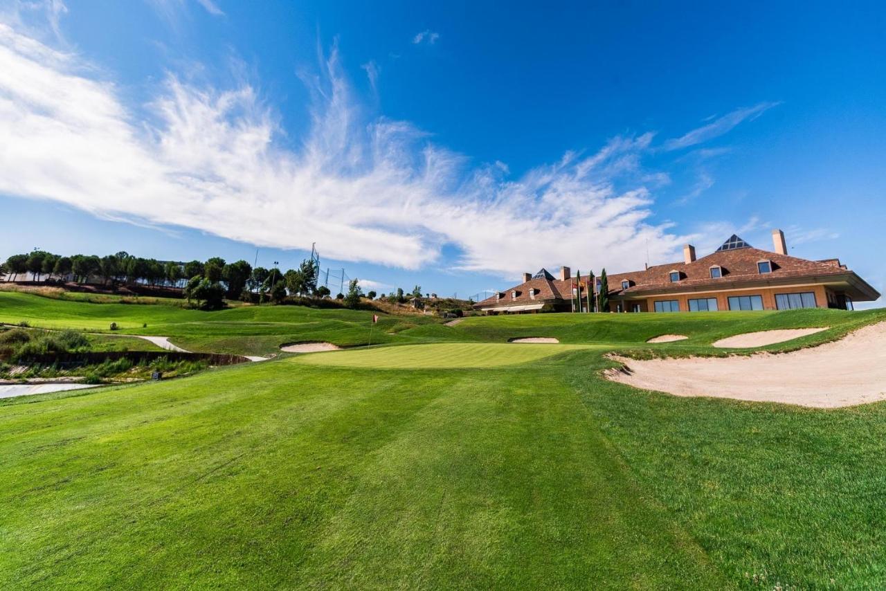 Space In The Villa With Poll Near Golf In Madri Exterior foto